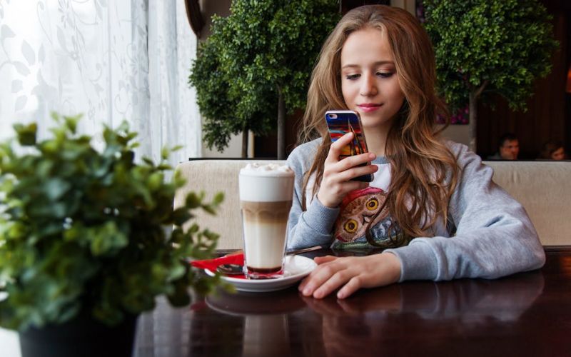 offers free phones by ZIP code (Image by Pexels)