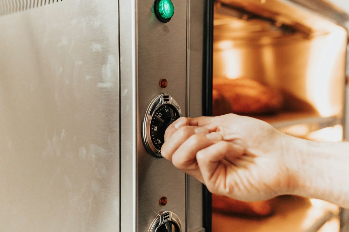 How to Clean an Oven? Cleaning Guide for a Grease-Free Oven